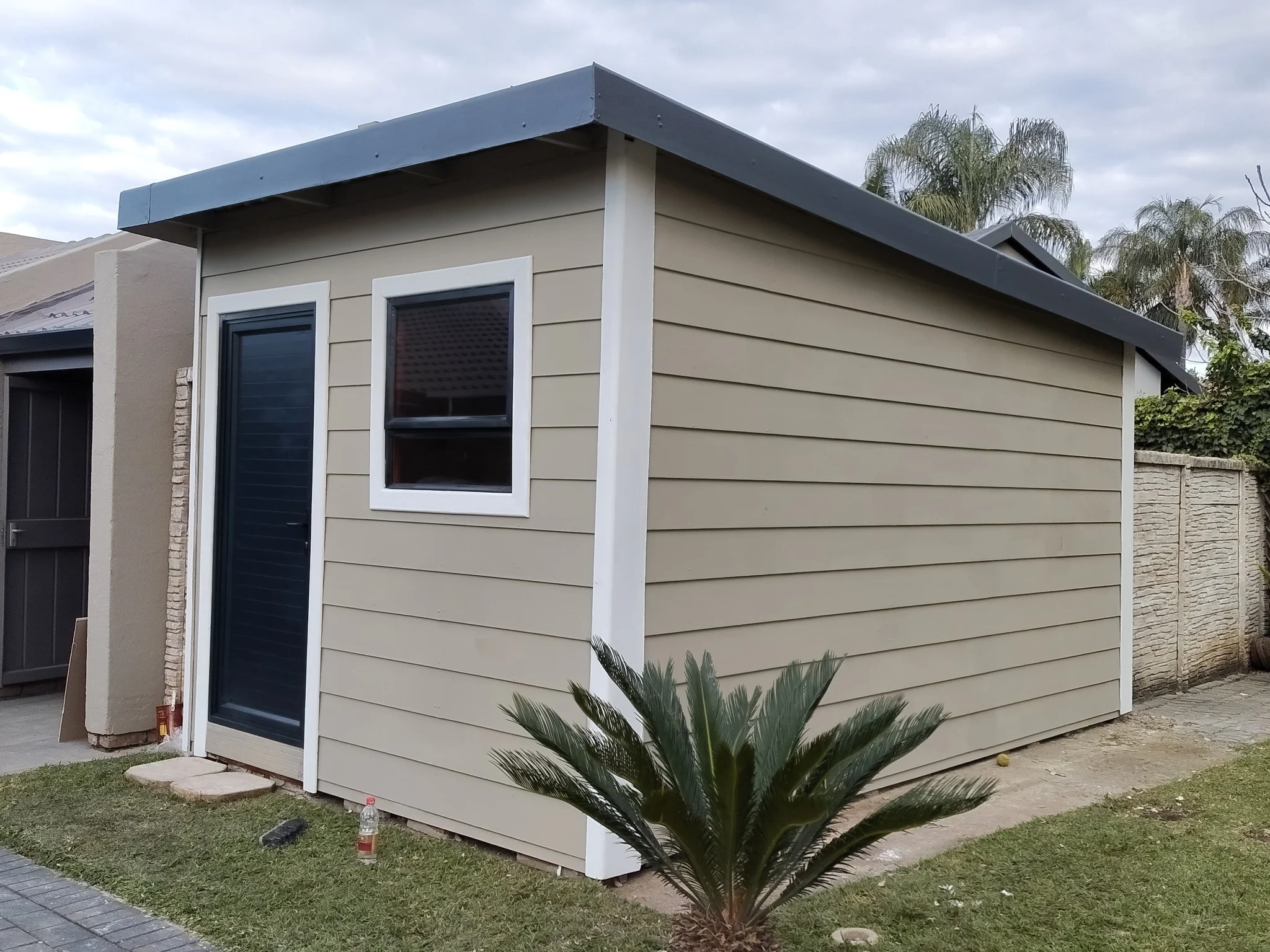 Small Nutec Wendy house office with flat roof